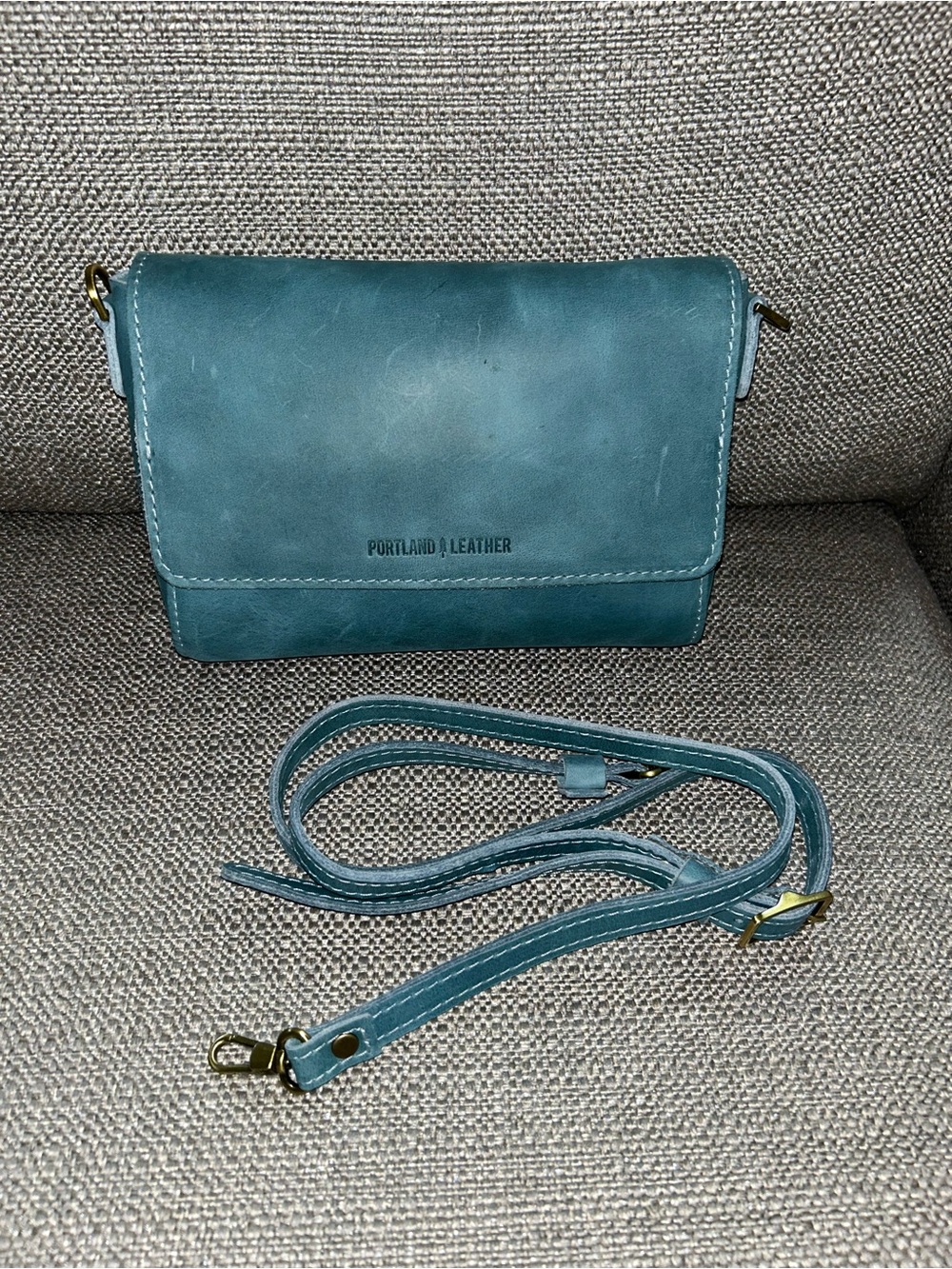 Portland Leather Medium Metro Crossbody